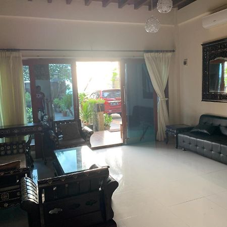 Villa Kenanga In Meninting By The Beach 마타람 외부 사진