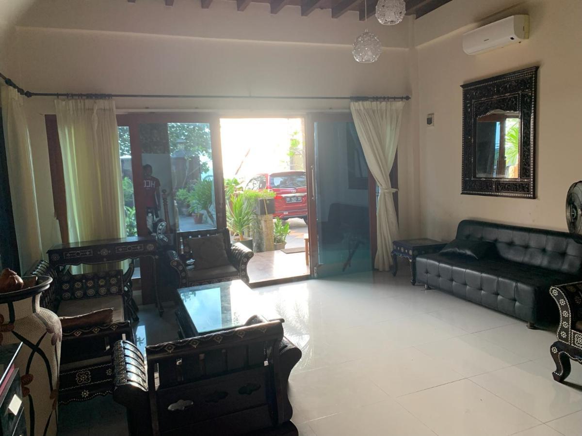 Villa Kenanga In Meninting By The Beach 마타람 외부 사진