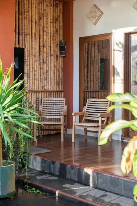 Villa Kenanga In Meninting By The Beach 마타람 외부 사진