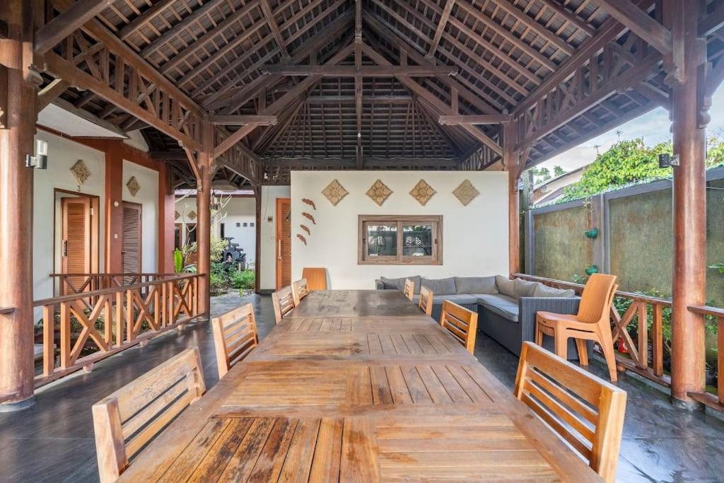 Villa Kenanga In Meninting By The Beach 마타람 외부 사진