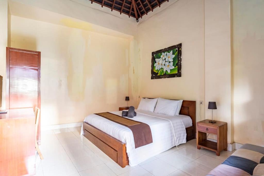 Villa Kenanga In Meninting By The Beach 마타람 외부 사진