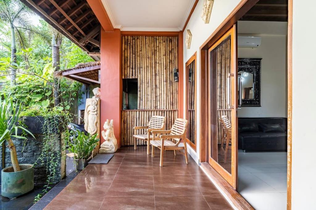 Villa Kenanga In Meninting By The Beach 마타람 외부 사진