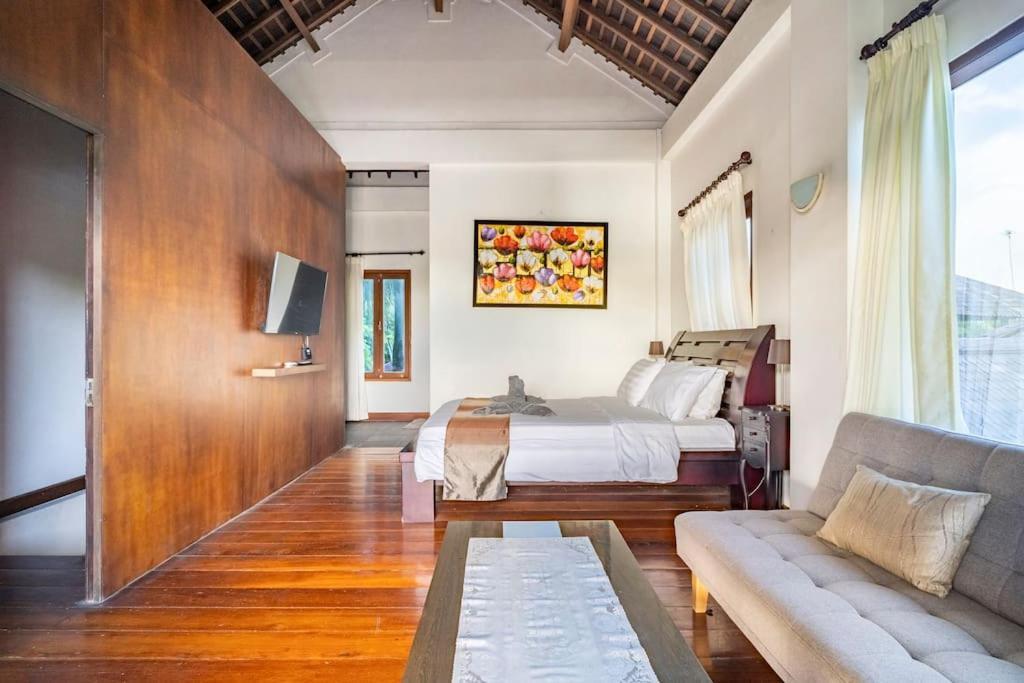 Villa Kenanga In Meninting By The Beach 마타람 외부 사진