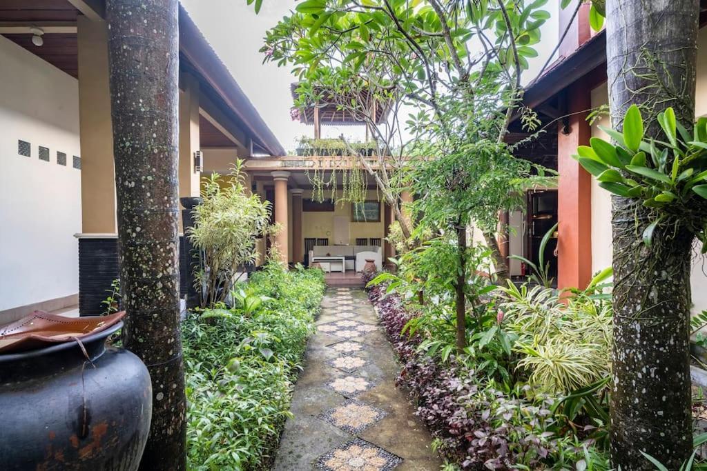 Villa Kenanga In Meninting By The Beach 마타람 외부 사진