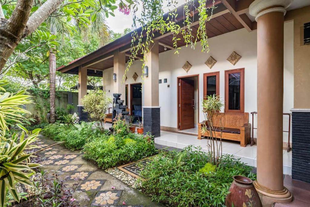 Villa Kenanga In Meninting By The Beach 마타람 외부 사진